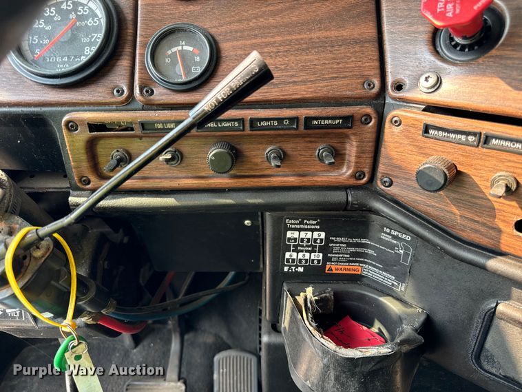 image for item OG9595 1999 Freightliner  FLD120 semi truck