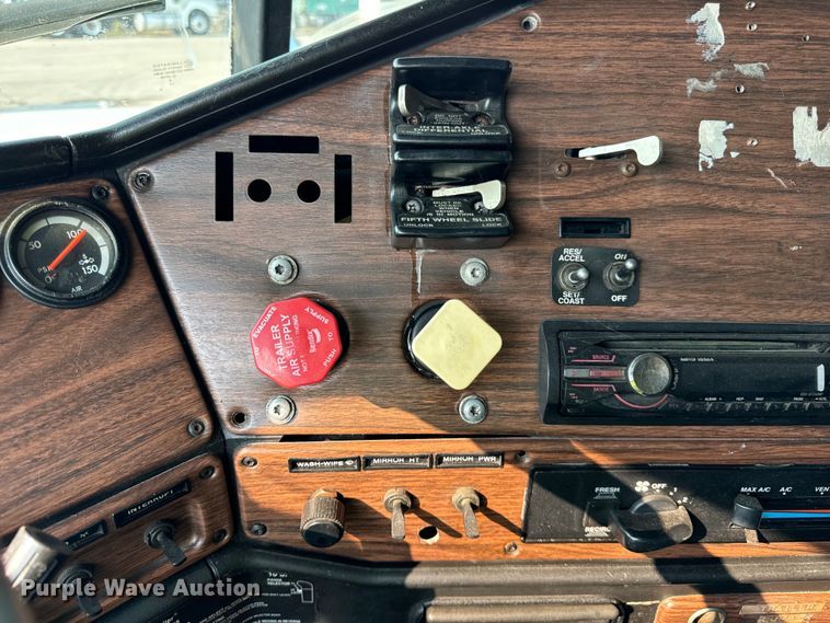 image for item OG9595 1999 Freightliner  FLD120 semi truck