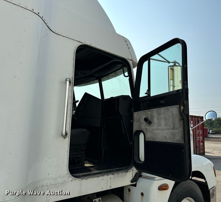 image for item OG9595 1999 Freightliner  FLD120 semi truck