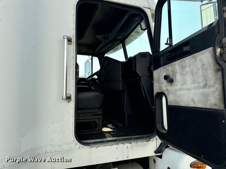 image for item OG9595 1999 Freightliner  FLD120 semi truck