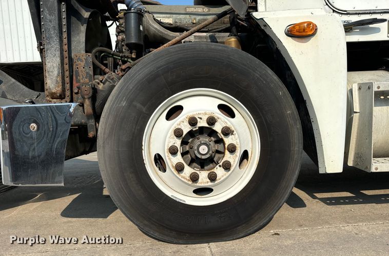 image for item OG9595 1999 Freightliner  FLD120 semi truck