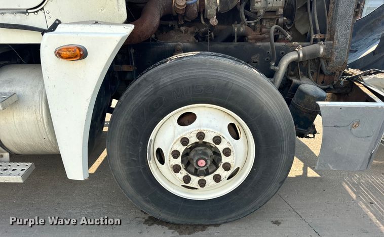 image for item OG9595 1999 Freightliner  FLD120 semi truck