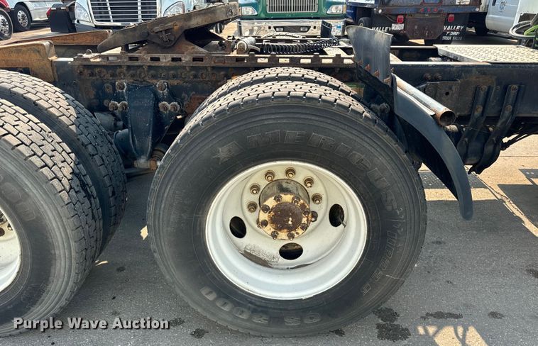 image for item OG9595 1999 Freightliner  FLD120 semi truck