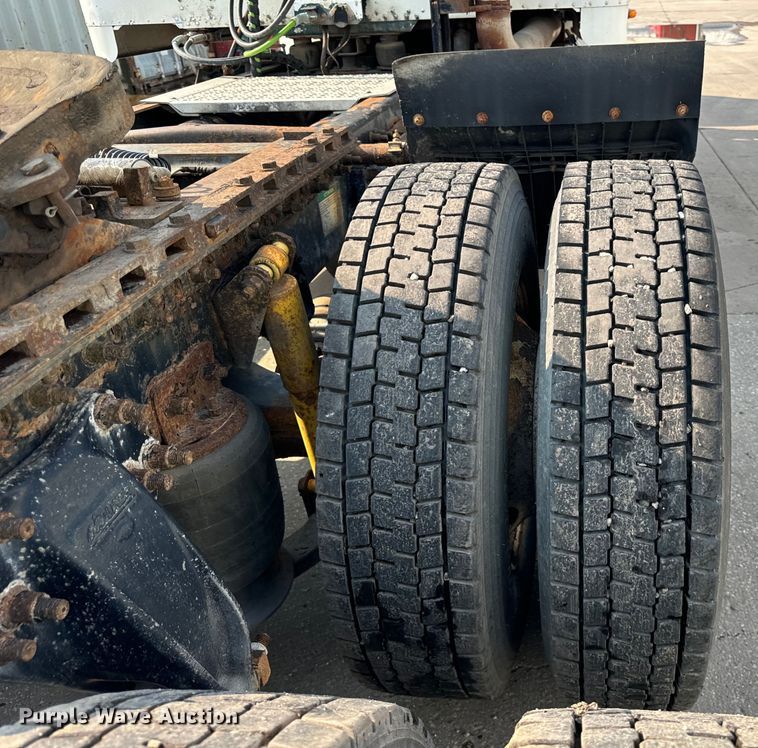 image for item OG9595 1999 Freightliner  FLD120 semi truck