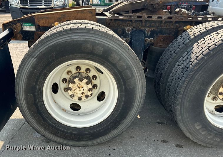 image for item OG9595 1999 Freightliner  FLD120 semi truck