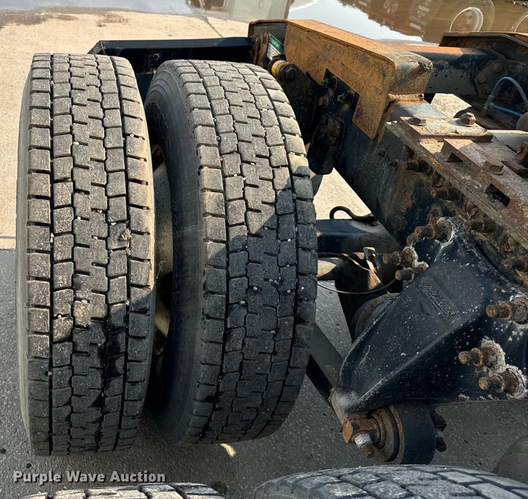 image for item OG9595 1999 Freightliner  FLD120 semi truck