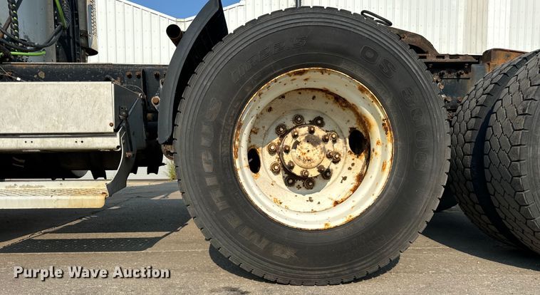 image for item OG9595 1999 Freightliner  FLD120 semi truck