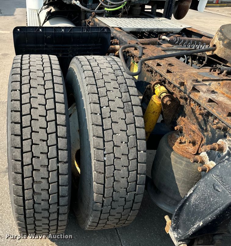 image for item OG9595 1999 Freightliner  FLD120 semi truck