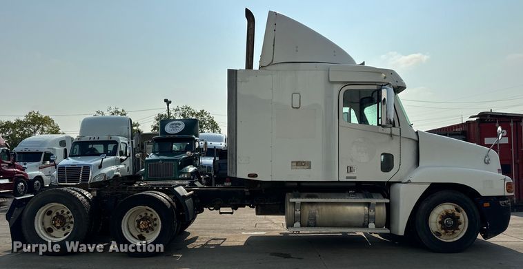 image for item OG9596 2003 Freightliner  semi truck