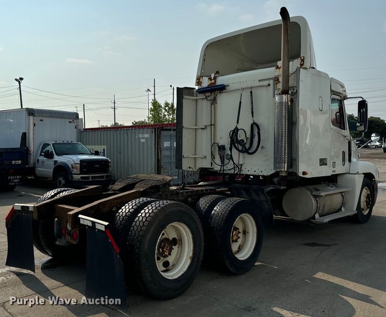 image for item OG9596 2003 Freightliner  semi truck