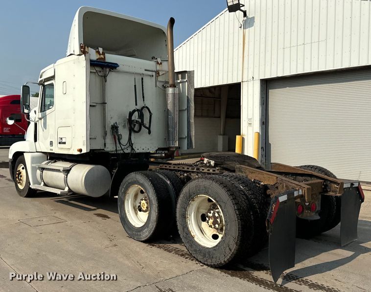 image for item OG9596 2003 Freightliner  semi truck