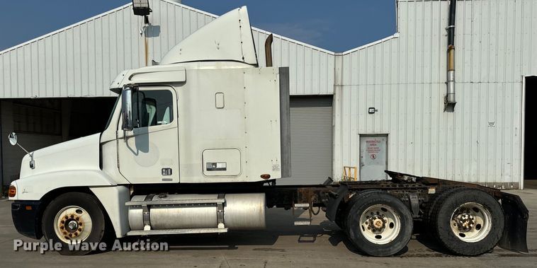 image for item OG9596 2003 Freightliner  semi truck