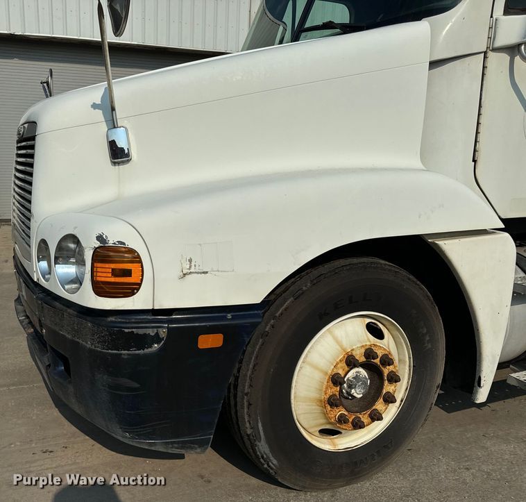 image for item OG9596 2003 Freightliner  semi truck