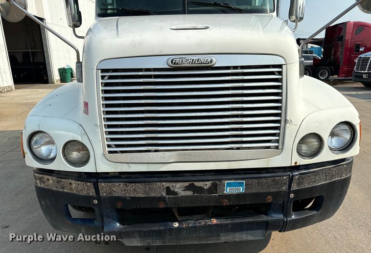 image for item OG9596 2003 Freightliner  semi truck