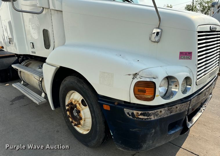 image for item OG9596 2003 Freightliner  semi truck