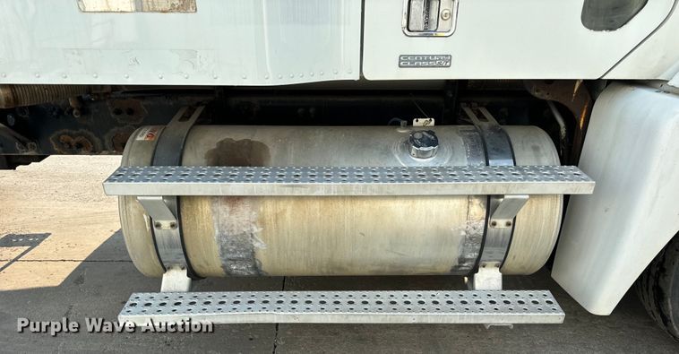 image for item OG9596 2003 Freightliner  semi truck