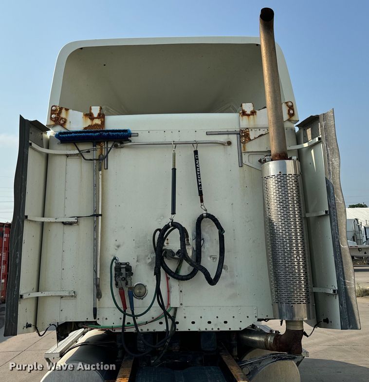 image for item OG9596 2003 Freightliner  semi truck