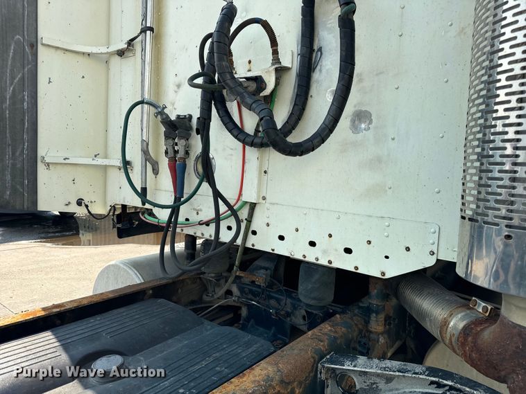 image for item OG9596 2003 Freightliner  semi truck