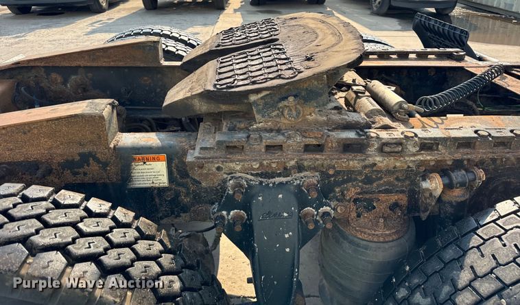 image for item OG9596 2003 Freightliner  semi truck