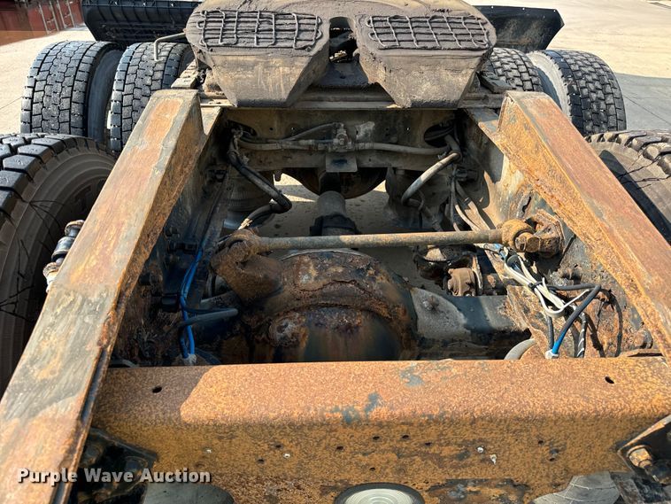 image for item OG9596 2003 Freightliner  semi truck