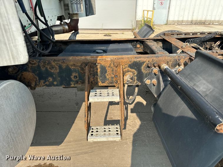 image for item OG9596 2003 Freightliner  semi truck