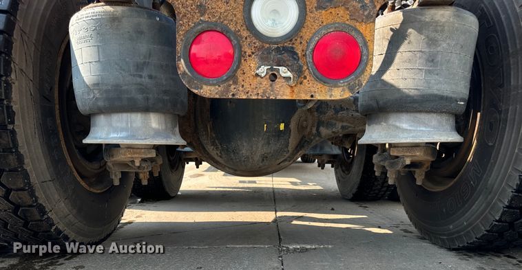 image for item OG9596 2003 Freightliner  semi truck