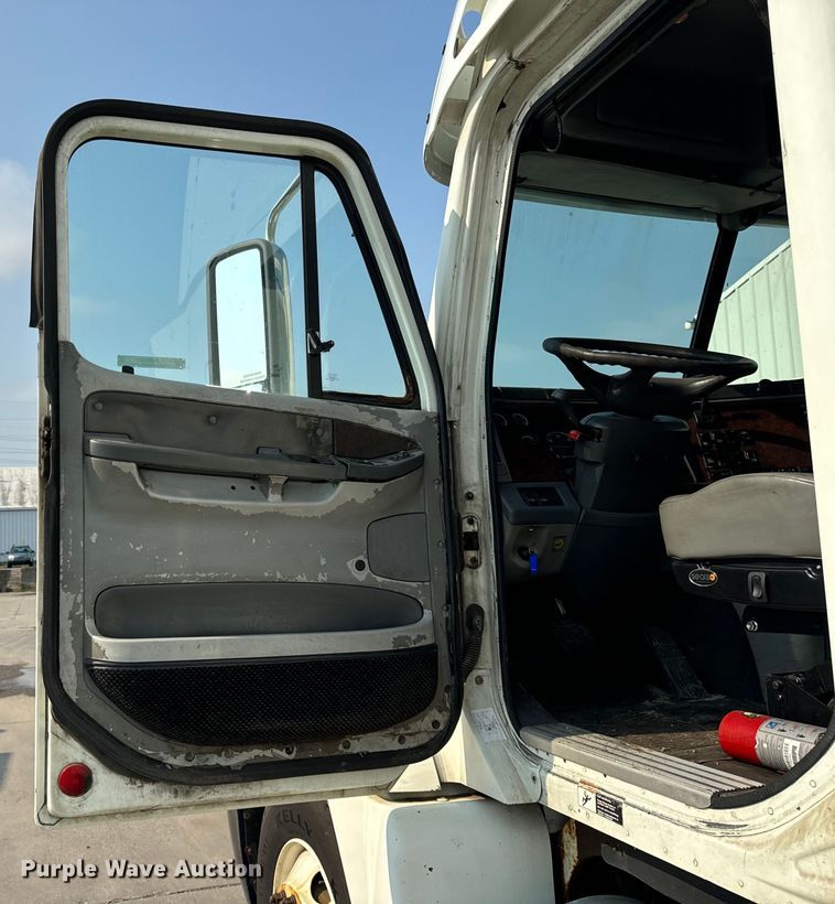 image for item OG9596 2003 Freightliner  semi truck