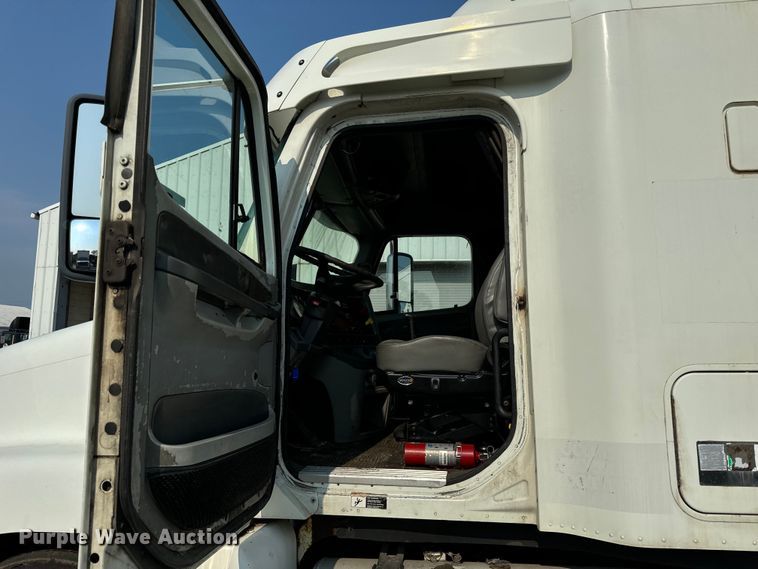 image for item OG9596 2003 Freightliner  semi truck