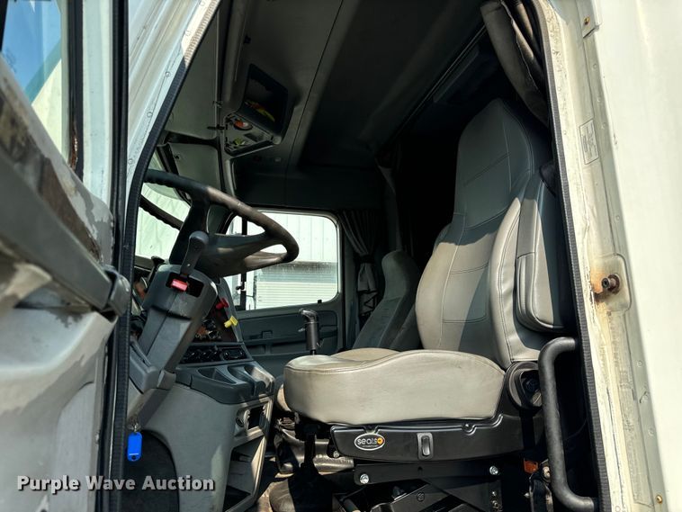 image for item OG9596 2003 Freightliner  semi truck