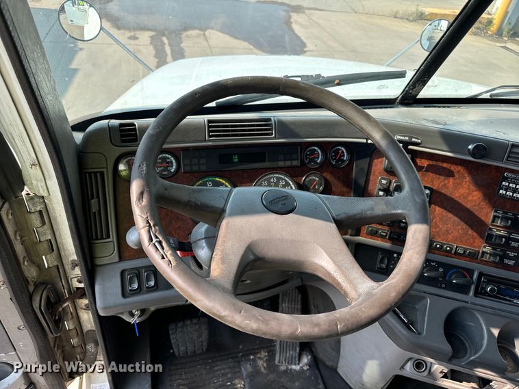 image for item OG9596 2003 Freightliner  semi truck