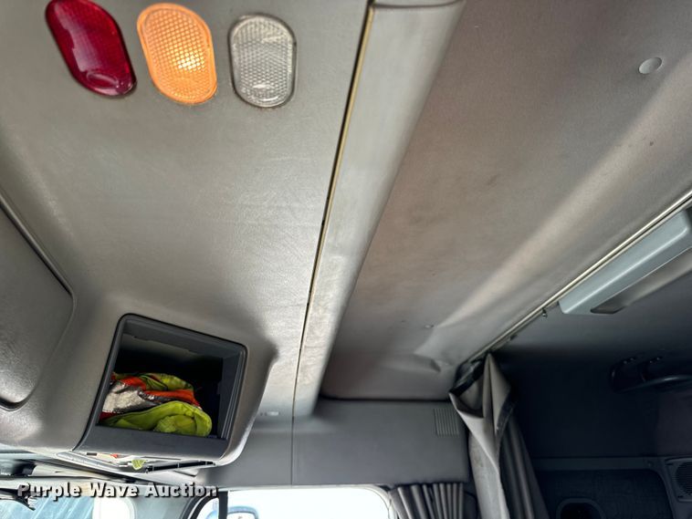 image for item OG9596 2003 Freightliner  semi truck