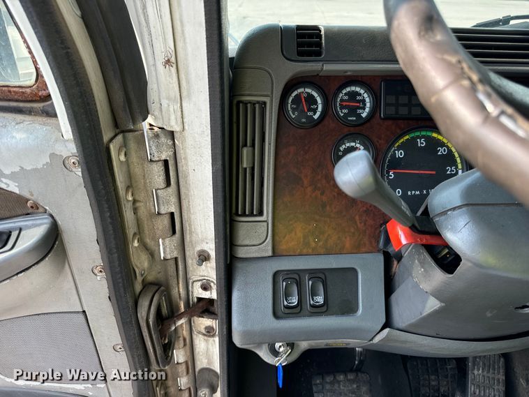 image for item OG9596 2003 Freightliner  semi truck