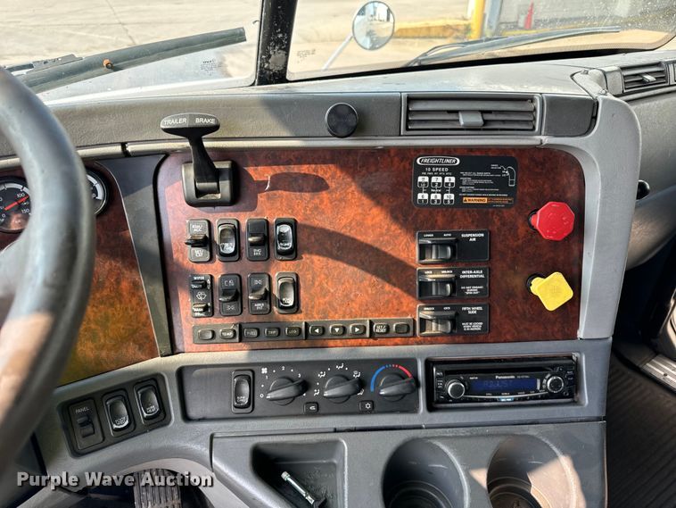 image for item OG9596 2003 Freightliner  semi truck