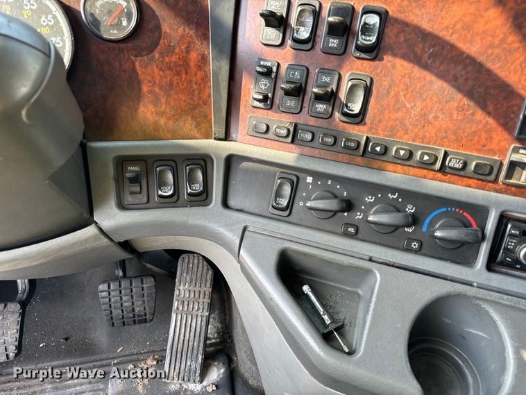 image for item OG9596 2003 Freightliner  semi truck