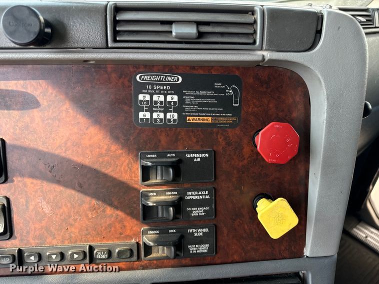 image for item OG9596 2003 Freightliner  semi truck