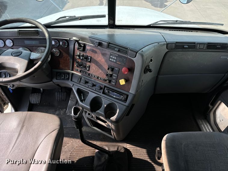 image for item OG9596 2003 Freightliner  semi truck