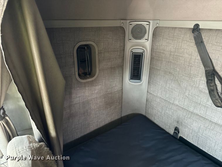 image for item OG9596 2003 Freightliner  semi truck