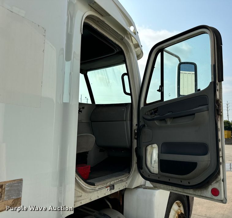 image for item OG9596 2003 Freightliner  semi truck