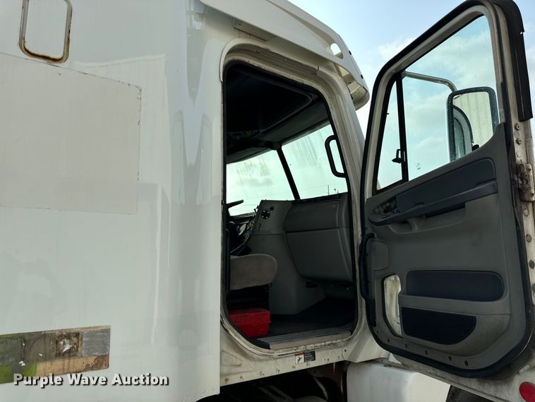 image for item OG9596 2003 Freightliner  semi truck