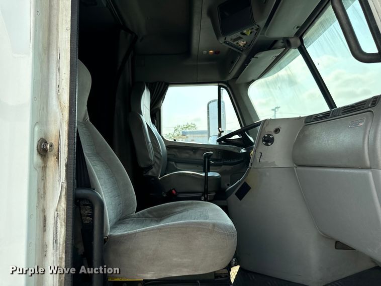 image for item OG9596 2003 Freightliner  semi truck