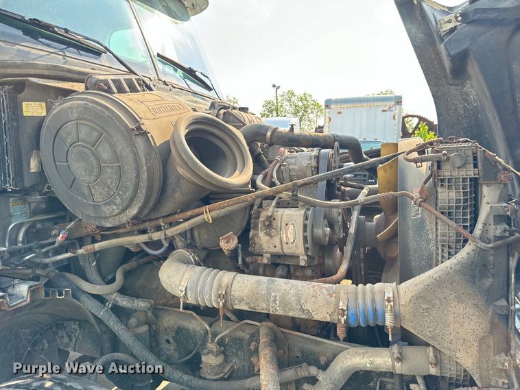 image for item OG9596 2003 Freightliner  semi truck