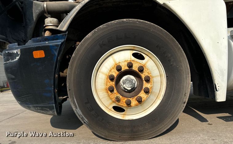 image for item OG9596 2003 Freightliner  semi truck