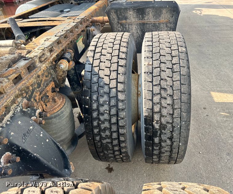 image for item OG9596 2003 Freightliner  semi truck