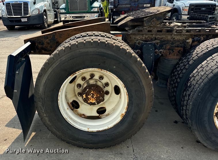 image for item OG9596 2003 Freightliner  semi truck