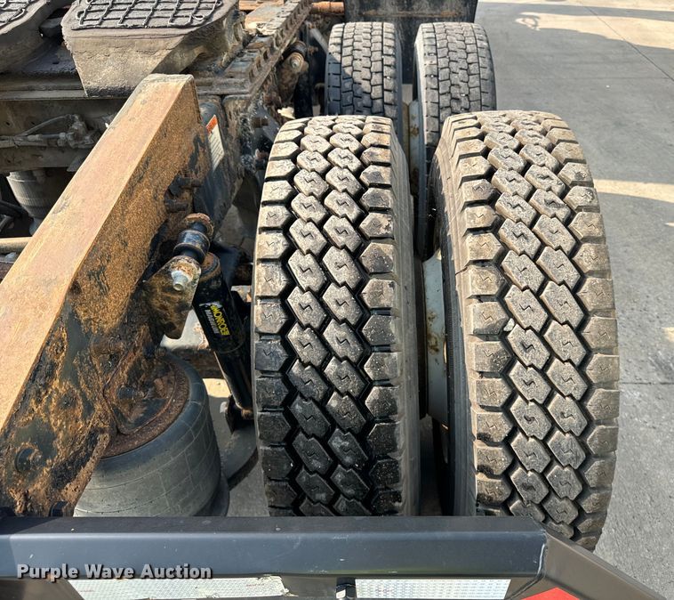 image for item OG9596 2003 Freightliner  semi truck