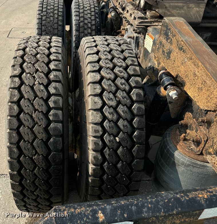 image for item OG9596 2003 Freightliner  semi truck