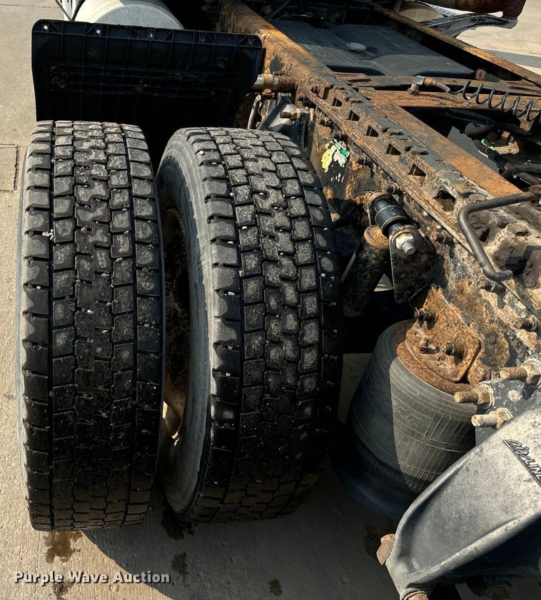 image for item OG9596 2003 Freightliner  semi truck