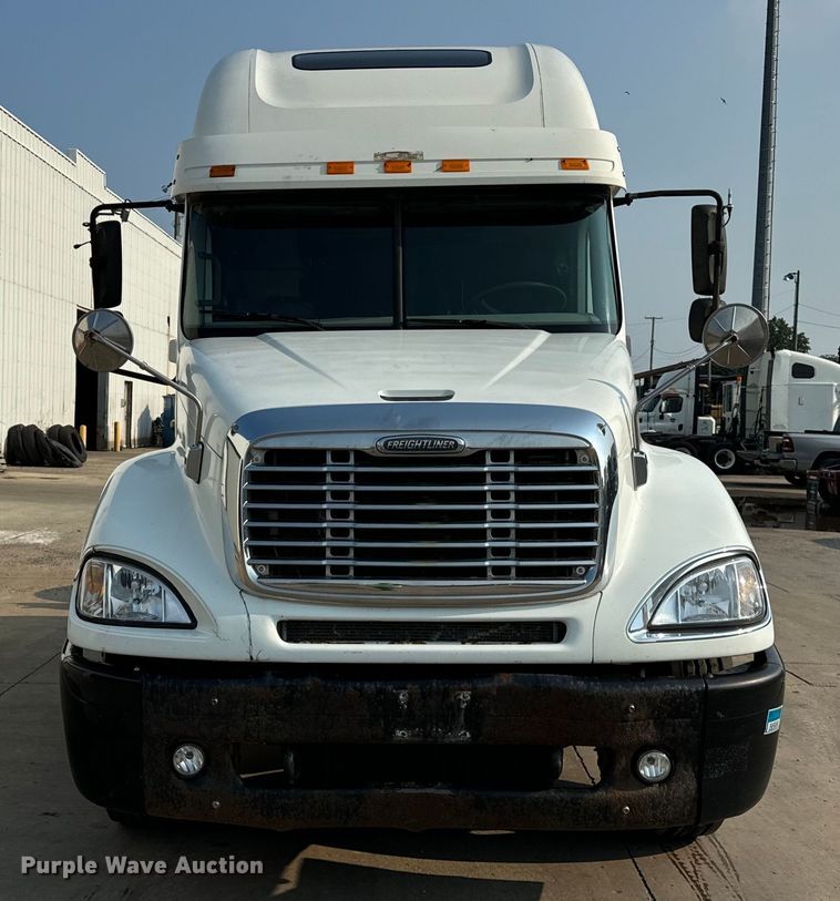 image for item OG9597 2004 Freightliner  CL120 semi truck