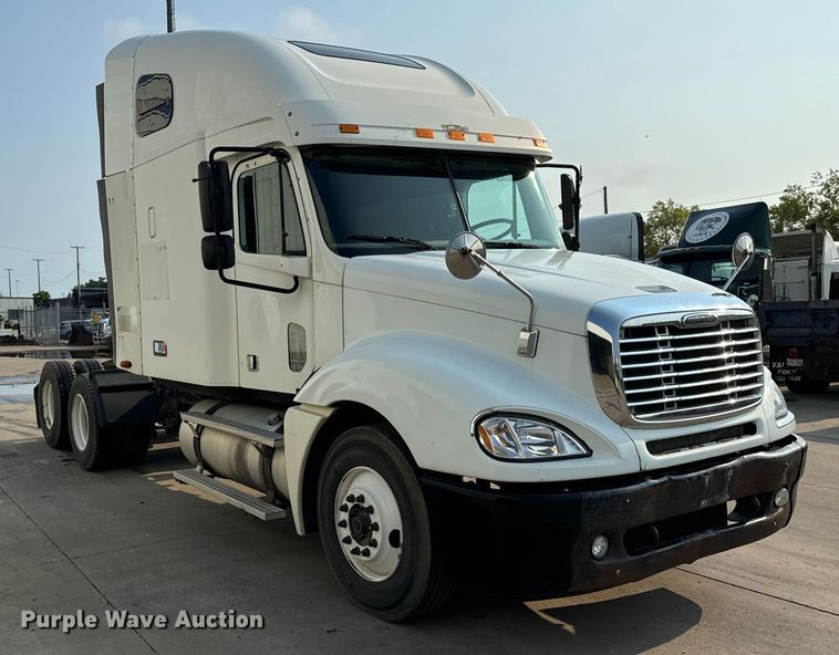 image for item OG9597 2004 Freightliner  CL120 semi truck