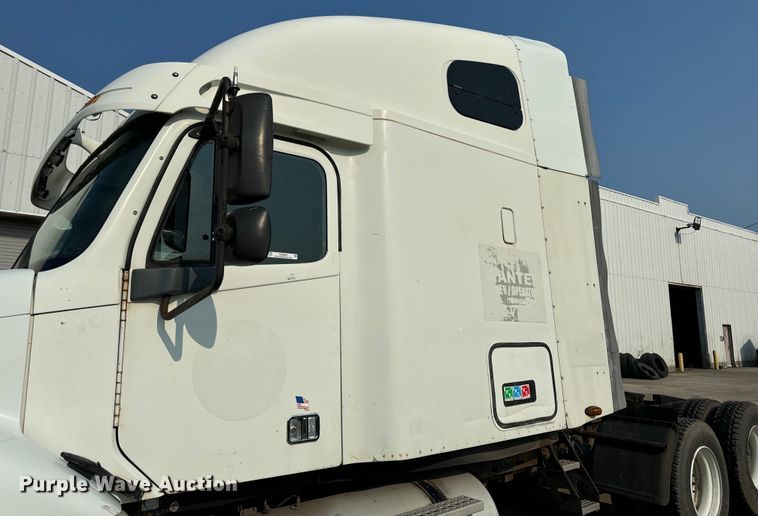 image for item OG9597 2004 Freightliner  CL120 semi truck